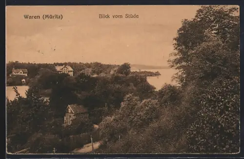 AK Waren /Müritz, Blick vom Stüde auf Häuser und Wasser