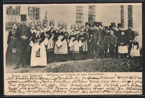AK Scheessel, Kirchgang vor der St.-Lucas-Kirche bei einer Hochzeitsfeier, Frauen & Männer in festlicher Tracht