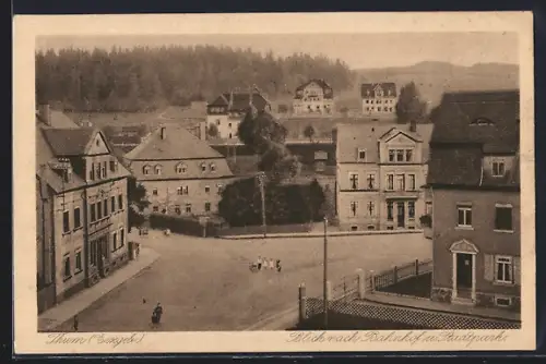 AK Thum /Erzgeb., Blick nach Bahnhof und Stadtpark
