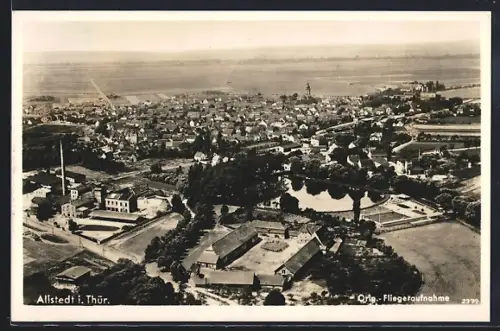 AK Allstedt i. Thür., Fliegeraufnahme, Stadtansicht, Teich, Fabrikgebäude