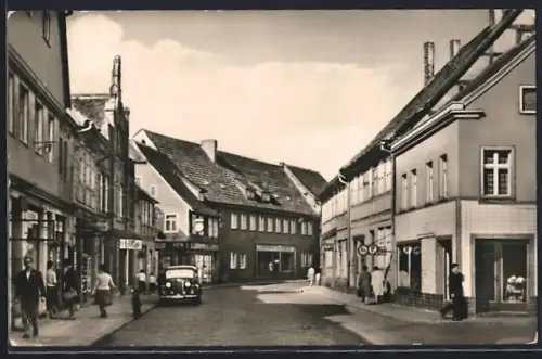 AK Osterburg /Altmark, Strasse des Friedens, Strassenszene, Geschäfte, Passanten