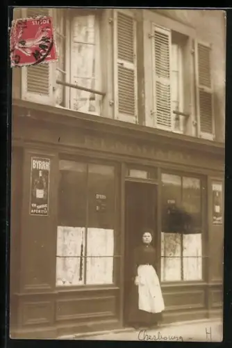 Foto-AK Frau in der Tür eines Geschäfts, Byrrh Vin Tounique Emailleschild