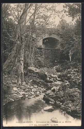 AK Signy-le-Petit, Déversoir de l`étang de la Motte, paysage bucolique avec pont en arrière-plan