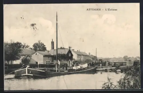 AK Attigny, L`Écluse avec bateau sur le canal