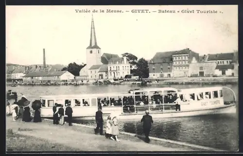 AK Givet, Bateau « Givet Touriste » sur la Meuse avec vue sur l`église et les bâtiments adjacents