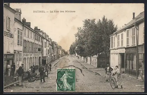 AK Rethel, La Rue des Minimes avec des passants et des cyclistes