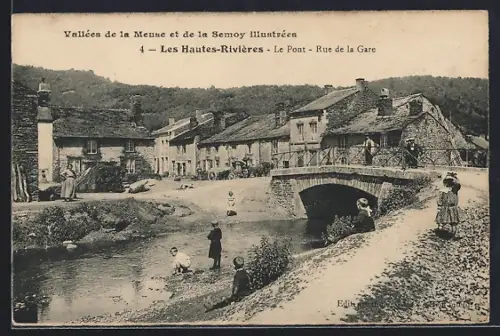 AK Les Hautes-Rivières, Le Pont, Rue de la Gare avec des enfants jouant près de la rivière
