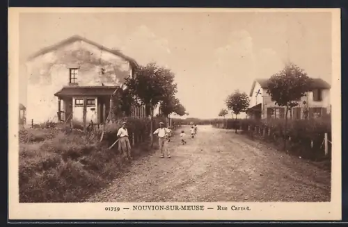 AK Nouvion-sur-Meuse, Rue Carnot avec habitants et paysage rural