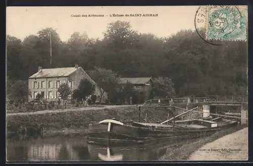 AK Saint-Aignan, L`Écluse sur le Canal des Ardennes avec péniche amarrée