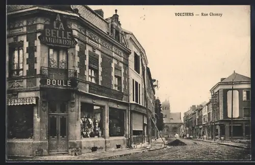 AK Vouziers, Rue Chanzy avec quincaillerie et vue sur la rue pavée