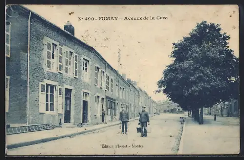 AK Fumay, Avenue de la Gare avec deux passants et arbres bordant la rue