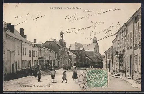 AK Launois, Grande Rue avec passants et bâtiments historiques