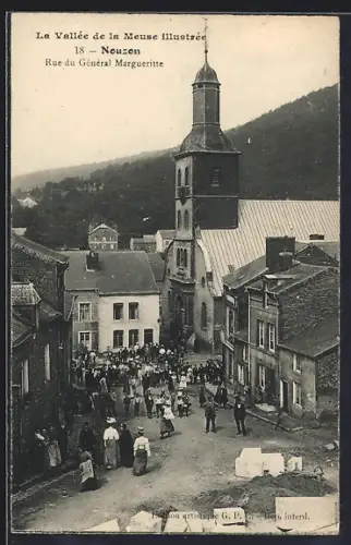 AK Nouzon, Rue du Général Margueritte avec foule et église en arrière-plan