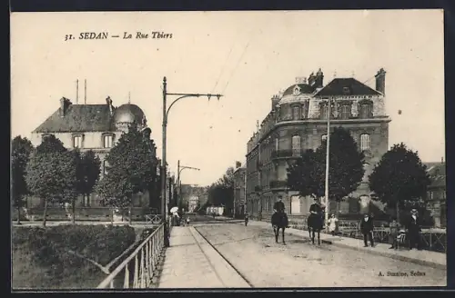 AK Sedan, La Rue Thiers avec passants et bâtiments historiques