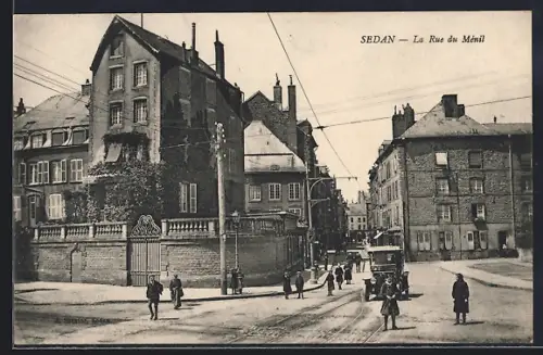 AK Sedan, La Rue du Ménil avec passants et tramway