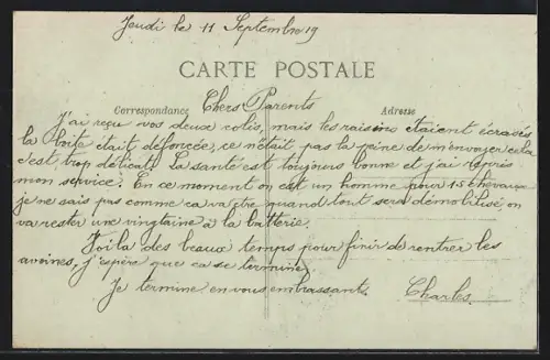AK Sedan, La Rue du Ménil avec passants et tramway