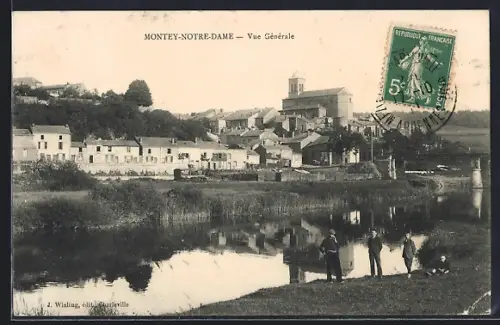 AK Montey-Notre-Dame, Vue générale du village au bord de la rivière avec des habitants se promenant