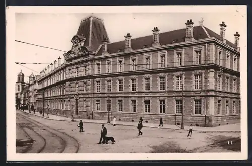 AK Sedan, Le Collège illuminé et passants sur la rue