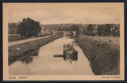 AK Sedan, Vue sur le Canal avec une péniche et un pont en arrière-plan