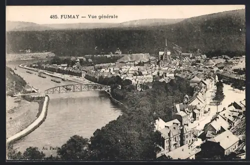 AK Fumay, Vue générale du village avec rivière et pont
