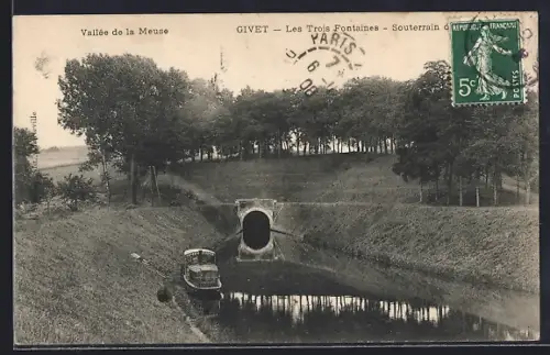 AK Givet, Les Trois Fontaines, Souterrain de la Meuse avec bateau