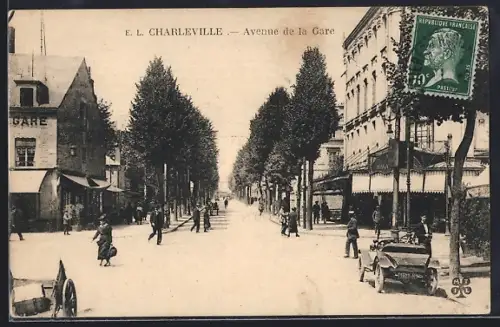 AK Charleville, Avenue de la Gare animée avec passants et voitures