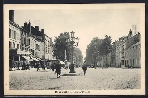 AK Charleville, Cours d`Orléans avec réverbères et passants animés