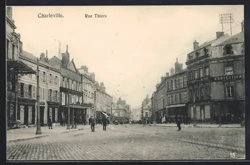 AK Charleville, Rue Thiers avec passants et bâtiments commerciaux
