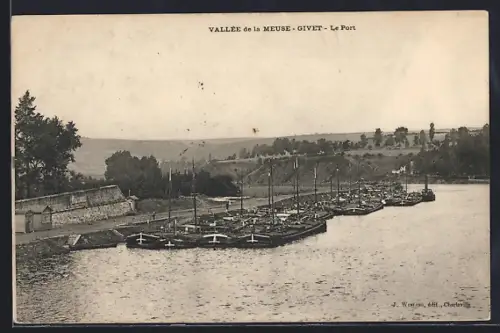 AK Givet, Le Port dans la vallée de la Meuse avec de nombreux bateaux amarrés