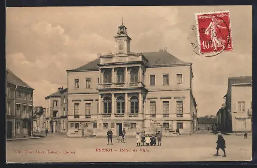AK Rocroi, Hôtel de Ville et place animée avec passants et enfants jouant