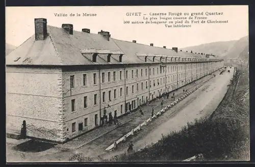 AK Givet, Caserne Rougé ou grand Quartier, la plus longue caserne de France, vue intérieure