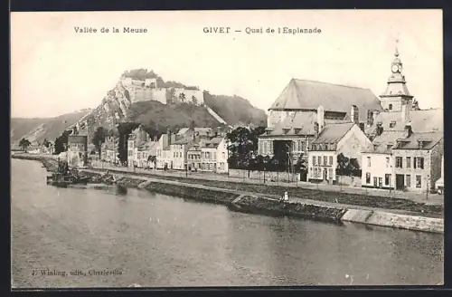AK Givet, Quai de l`Esplanade et vue sur la citadelle dans la vallée de la Meuse