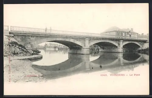 AK Vouziers, Le Pont sur la rivière avec bâtiments en arrière-plan
