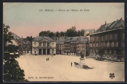 AK Sedan, Place de l`Hôtel de Ville avec statue et bâtiments historiques
