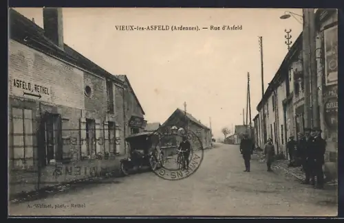 AK Vieux-lès-Asfeld /Ardennes, Rue d`Asfeld avec passants et cycliste