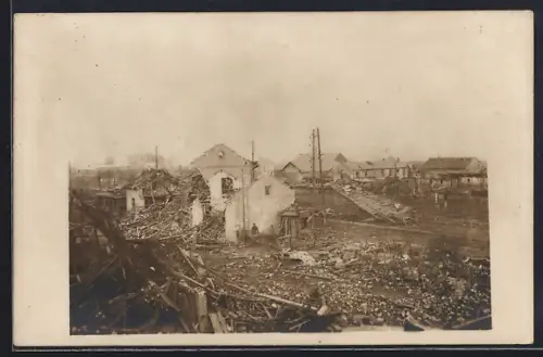 Foto-AK Vouziers, Vue des ruines après le bombardement