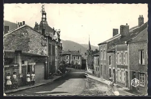 AK Deville /Ardennes, Rue de l`Hôtel de Ville avec vue sur les montagnes en arrière-plan