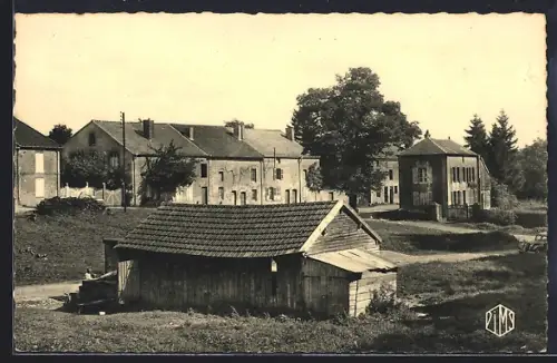 AK Etrépigny, Vue du hameau avec maisons et arbres