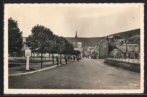 AK Fumay /Ardennes, Place Briand avec vue sur l`église et les maisons environnantes