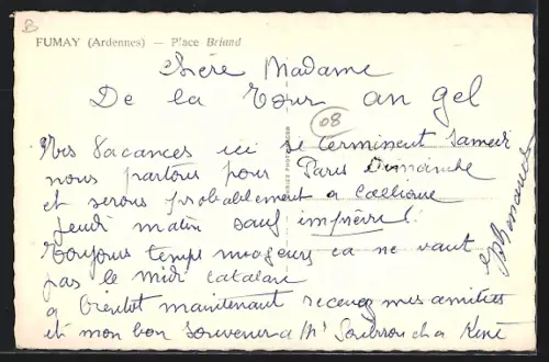 AK Fumay /Ardennes, Place Briand avec vue sur l`église et les maisons environnantes