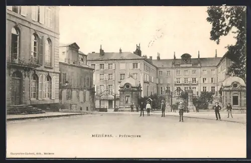 AK Mézières, Préfecture avec personnages devant le bâtiment