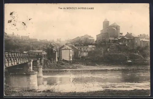 AK Montcy-Notre-Dame, Vue du village et de l`église au bord de la rivière avec pont à gauche