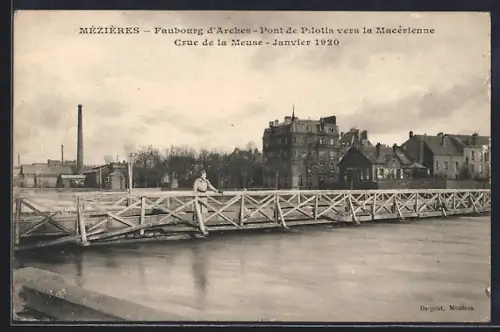 AK Mézières, Faubourg d`Arches, Pont de Pilotis vers la Macérienne, Grue de la Meuse, janvier 1920