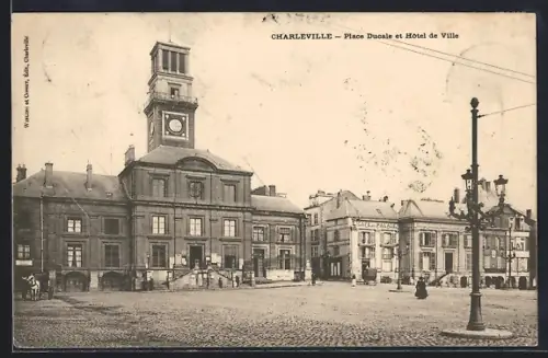 AK Charleville, Place Ducale et Hôtel de Ville
