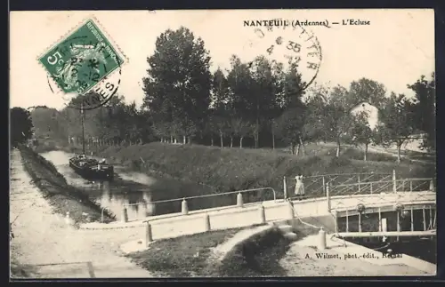 AK Nanteuil /Ardennes, L`Écluse avec barge sur le canal et pont en premier plan