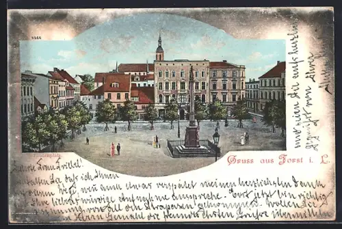 AK Forst i. L., Lindenplatz mit Säulendenkmal aus der Vogelschau
