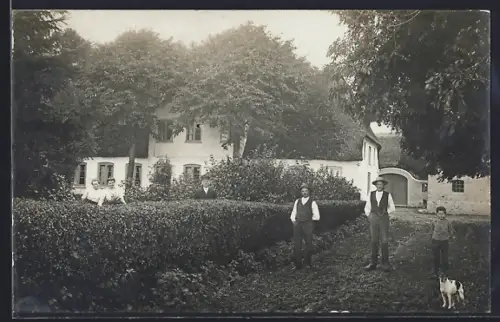 AK Fohl, Grosses Rettdach-Anwesen mit Bewohnern