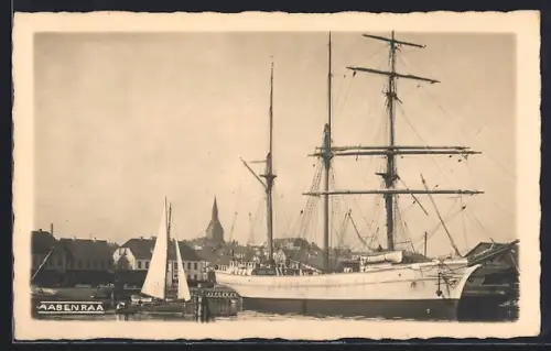 AK Aabenraa, Ortspanorama mit Segelschiff