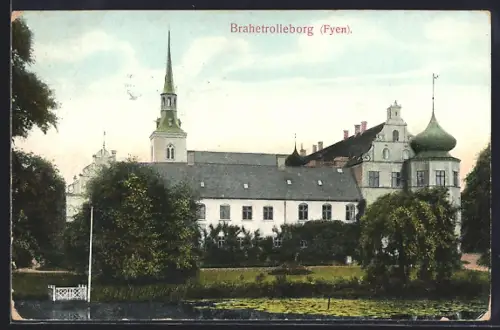 AK Brahetrolleburg /Fyen, Ansicht vom Wasser, mit Kirche