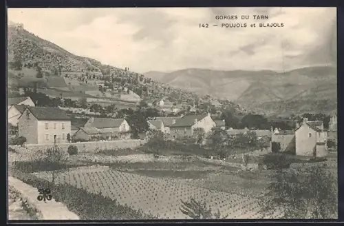 AK Poujols, Vue des maisons et des collines dans les Gorges du Tarn